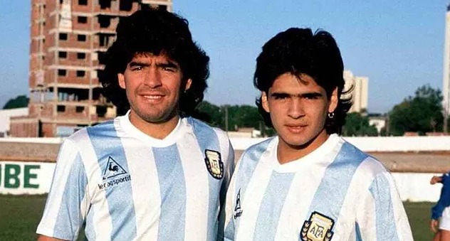 Hugo Maradona posando junto a su hermano Diego Maradona